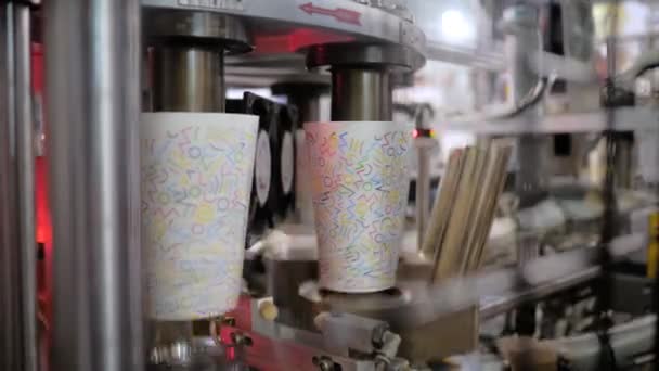 Máquina automática de fabricación de taza de papel de café durante el trabajo en la exposición — Vídeo de stock