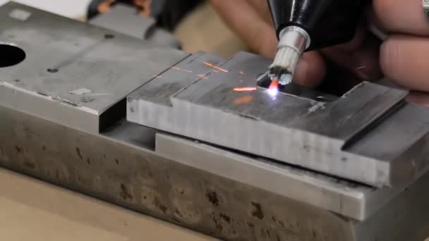 Svetsare med portabel handhållen svetsmaskin på metallbearbetning utställning — Stockvideo
