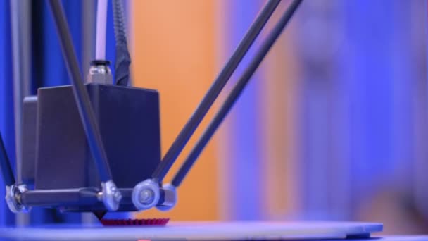 3D printmachine afdrukken plastic model op technologie tentoonstelling - close-up — Stockvideo