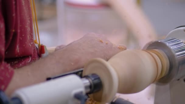 Långsam rörelse, närbild: snickare med mejsel för att forma träbit på svarv — Stockvideo