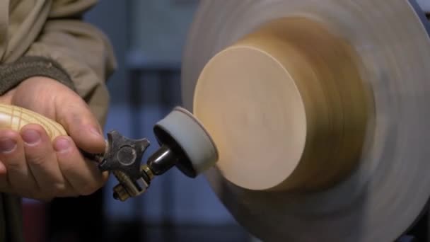 Ξυλουργός που χρησιμοποιεί το χέρι περιστροφικό εργαλείο, στίλβωση προϊόν ξύλου: αργή mo, closeup — Αρχείο Βίντεο