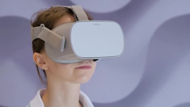 Concepto VR: mujer joven que usa auriculares de realidad virtual en la exposición tecnológica — Vídeos de Stock