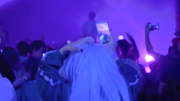 バックビュー-十代の女の子パーティー,ジャンプし、ロックコンサートでビデオを記録 — ストック動画