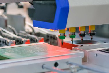 Fabrikadaki basılı devre kartlarının seçici lehimleme bileşenleri süreci