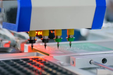 Otomatik KİS seçimi ve bilgisayar devre kartı montajı makinası