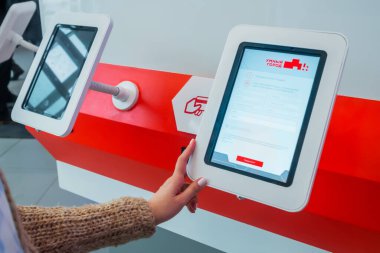 Görüntüyü kapat: Sergide kayıt formuyla birlikte dikey tablet kiosk