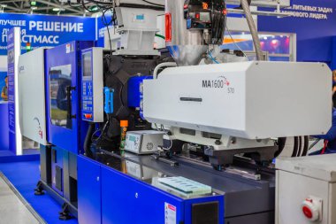 Plastik sergide elektirikli hidrolik enjeksiyon kalıp makinesi