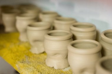 Çömlek atölyesinde tamamlanmamış kupalar - kapatın