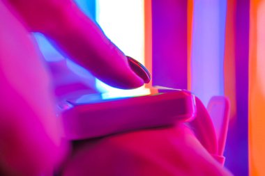 Yakın plan: Etkileşimli sergide takılabilir akıllı saat kullanan kadın