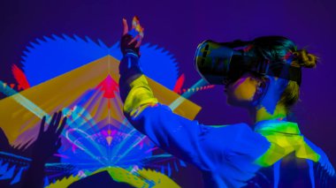 Geniş ekran artırılmış gerçeklik deneyimi. Kadın VR kulaklık kullanıyor, el sallıyor.