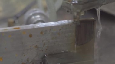 Kablo kesme makinesi kıvılcımlı metal işçisiyle çalışıyor - kapat
