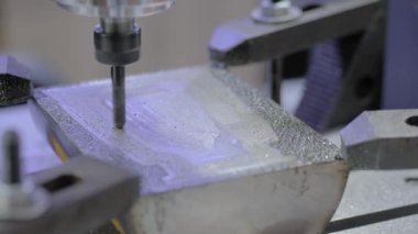 Fabrikada metal işçiliği kesen bir fabrika. Kapatın.