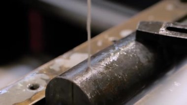 Kablo kesme makinesi, kıvılcımlı metal işçisiyle çalışıyor. Yavaş çekim.