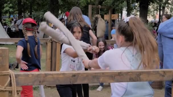 Barn leker riddare och slåss med leksakssvärd på sommarhistorisk festival — Stockvideo