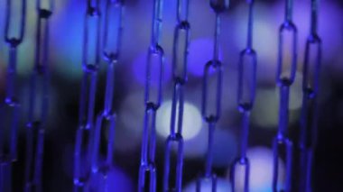 Mavi metal zincir renkli bokeh arka planda sallanıyor - yakın çekim