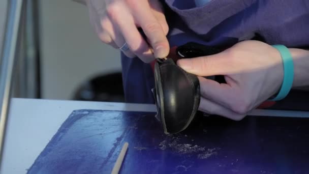 Schoenmaker, schoenmaker met awl en leren damesschoeisel repareren - close up — Stockvideo