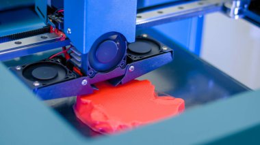 Üç boyutlu yazdırma makinesi fiziksel kırmızı 3D modeli yazdırıyor - kapat