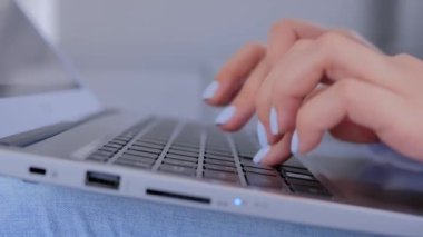 Dizüstü bilgisayarda yazı yazan kadın elleri - yan görünümü kapat