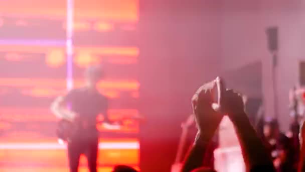 Hombre silueta fiesta y aplaudiendo en el concierto de rock en frente del escenario — Vídeo de stock
