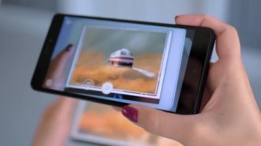 AR uygulamalı akıllı telefon ve tablet kullanan kadın - çağdaş sanat konsepti