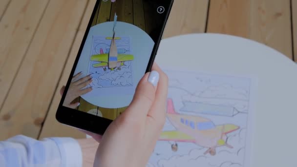 Kvinna med smartphone med AR-applikation - virtuell modell av flygande monoplan — Stockvideo