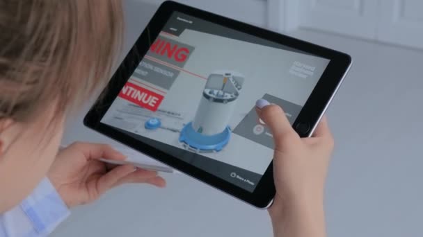 Donna che utilizza tablet con app realtà aumentata - modulo di produzione robotizzato — Video Stock