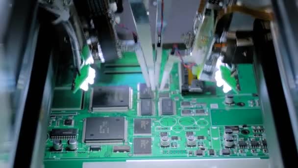 Teste de sonda voadora na fábrica - teste de qualidade de placas de circuito impresso — Vídeo de Stock