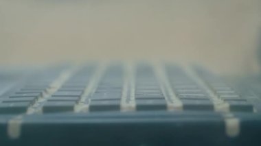 Toz direnci testi sırasında sağlam dizüstü bilgisayarın klavyesi - kapat