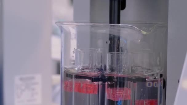 Close up: automatyczny tester rozkładu tabletów - koncepcja wyposażenia laboratoryjnego — Wideo stockowe