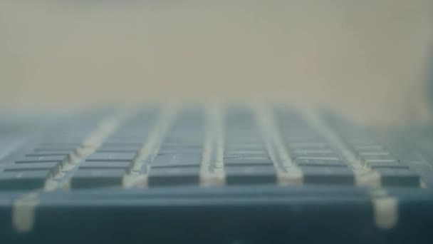 Toetsenbord van robuuste laptop computer tijdens stofbestendigheidstest - close-up — Stockvideo
