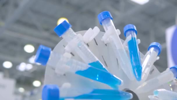 Rotador de tubo circular digital para amostras biológicas de mistura eficazes - close-up — Vídeo de Stock