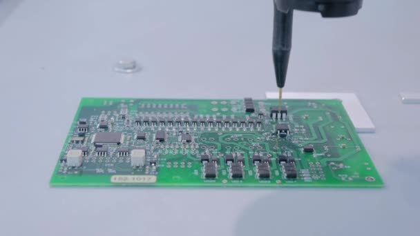 Manipulateur automatique avec aiguille du distributeur pendant le travail avec SMT pcb - gros plan — Video