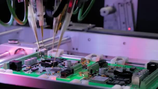 Teste de sonda de voo na fábrica, testes de qualidade de placas de circuito impresso: close-up — Vídeo de Stock