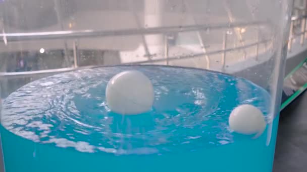 Bolas plásticas no gerador de água de vórtice no museu de ciência - close-up — Vídeo de Stock
