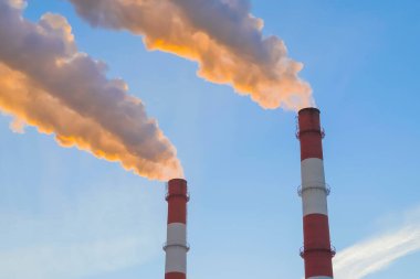Gökyüzüne karşı duman yayan fabrika bacaları - çevre kirliliği