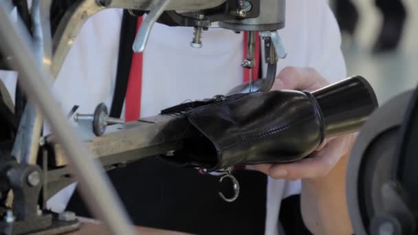 Shoemaker using sewing machine and repairing leather women footwear - close up — Stock Video