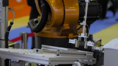 Sergide plastik detayı hareket ettiren robotik kol manipülatörü seçin ve yerleştirin