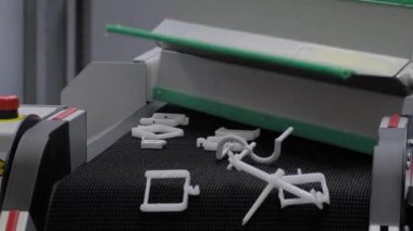 Taşıyıcı banttaki plastik detayları otomatik olarak sıralama sistemi