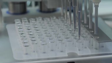 Eczane fabrikasında otomatik ampul doldurma makinesi