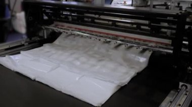 Poşet yapma makinesi polietilen film ile kesiliyor