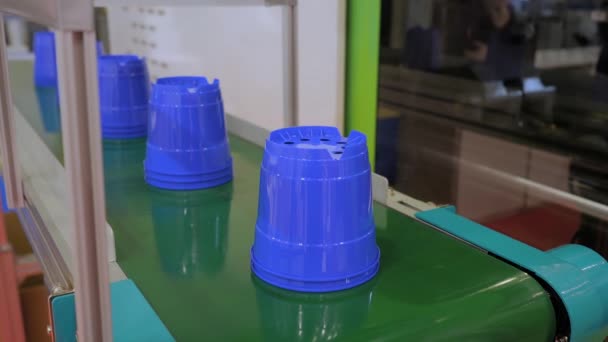 Manipulador automático de brazos robóticos con ventosas mueve ollas de plástico púrpura — Vídeo de stock