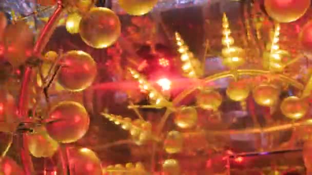 Bewegliche Teile einer mechanischen Installation zeitgenössischer Kunst mit buntem Licht — Stockvideo