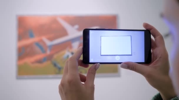 Vrouw met smartphone met AR-toepassing - hedendaags kunstconcept — Stockvideo