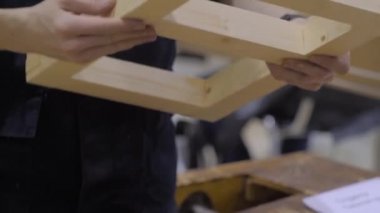 Profesyonel marangoz ahşap detaylarla çalışıyor - montaj işlemi