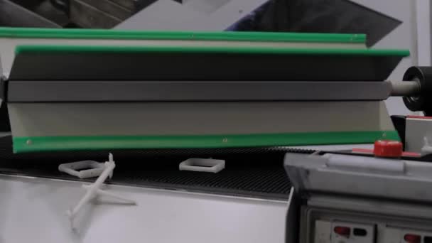 Sistema de transporte de clasificación automática: detalles plásticos móviles en la cinta transportadora — Vídeos de Stock