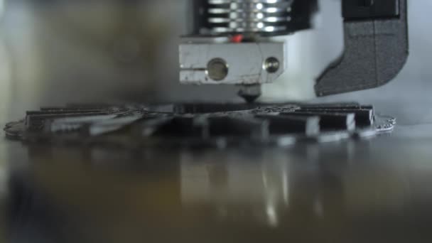 Automatischer 3D-Drucker druckt schwarzes flaches Plastikmodell: Nahaufnahme — Stockvideo