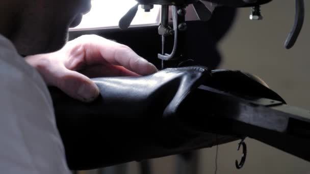 Shoemaker using sewing machine and repairing leather women footwear - close up — Stock Video