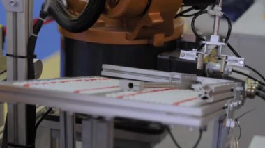 Sergide plastik detayı hareket ettiren robotik kol manipülatörü seçin ve yerleştirin