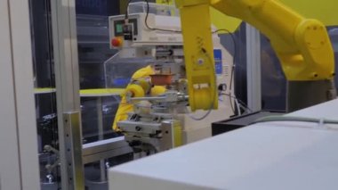 Otomatik seçim ve yerleştirme robotik kol manipülatörü boş plastik bardağı taşır