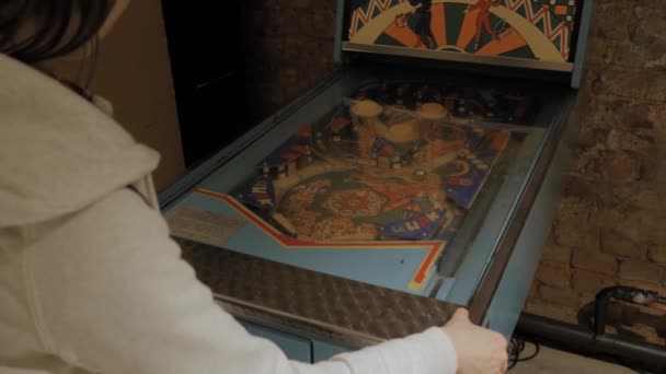 Γυναίκα gamer χέρια παίζοντας σοβιετικό ρετρό arcade παιχνίδι φλιπεράκι μηχανή — Αρχείο Βίντεο